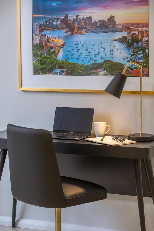 Meriton Suites Pitt Street, Sydney Ngoại thất bức ảnh A desk lamp