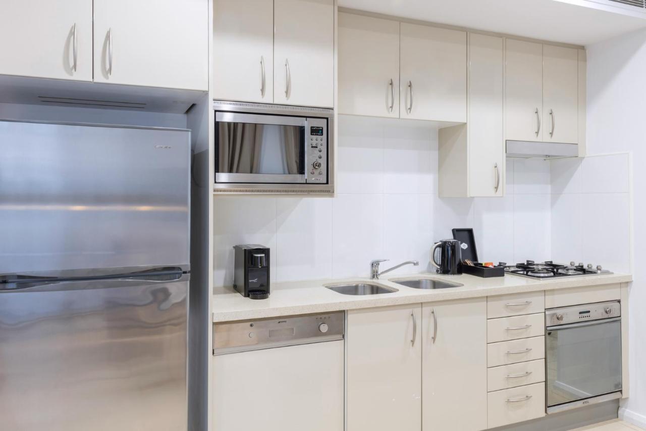 Meriton Suites Pitt Street, Sydney Ngoại thất bức ảnh A typical kitchen in a student apartment
