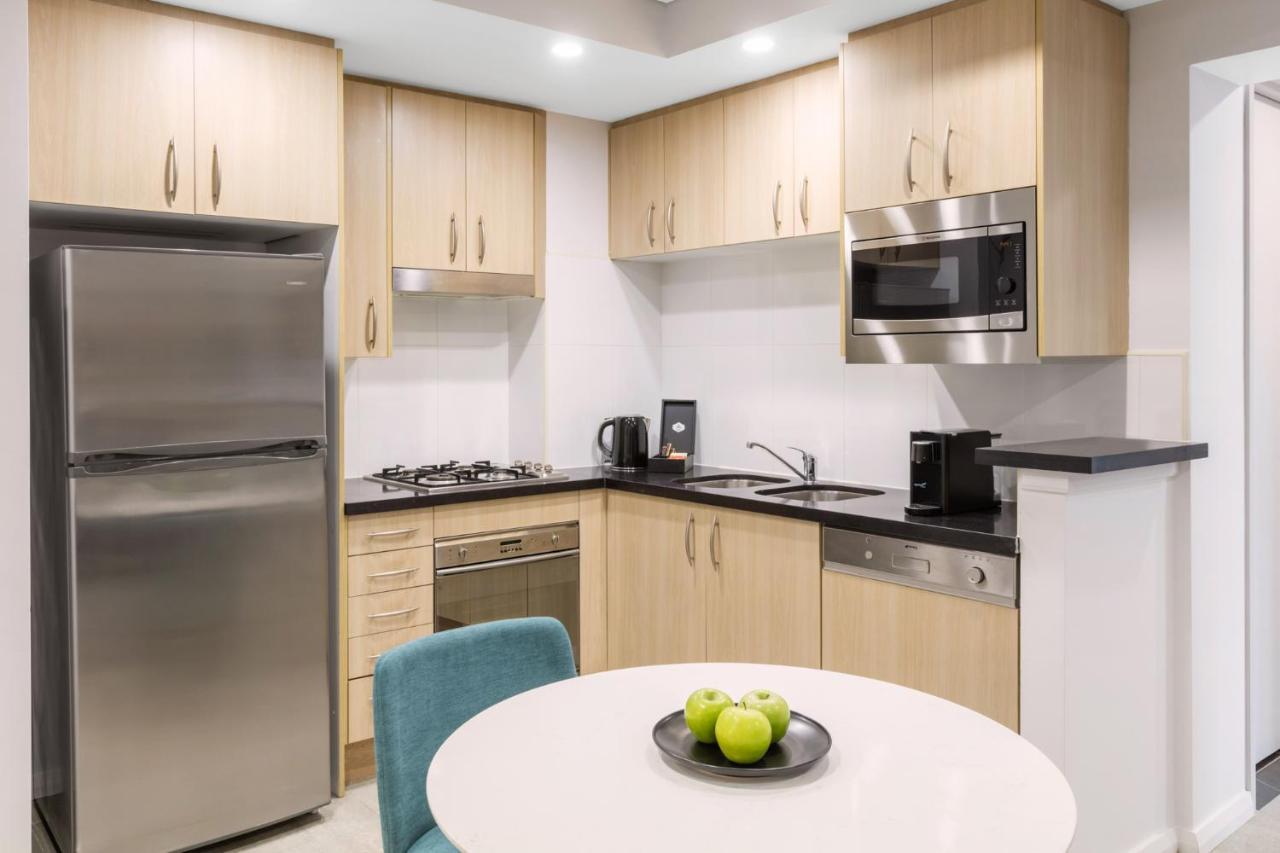 Meriton Suites Pitt Street, Sydney Ngoại thất bức ảnh A typical kitchen in a student apartment