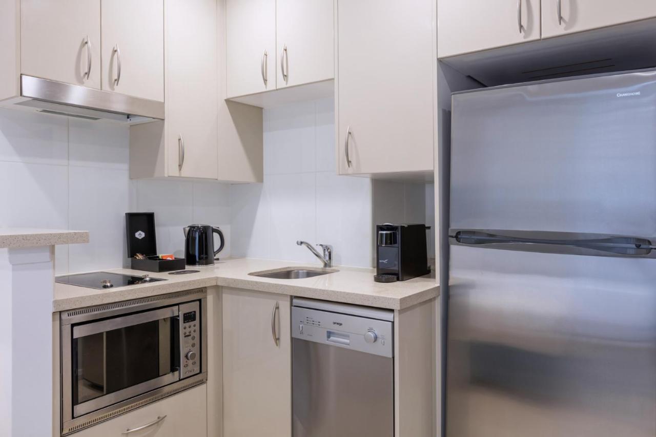 Meriton Suites Pitt Street, Sydney Ngoại thất bức ảnh A typical kitchen in a serviced apartment