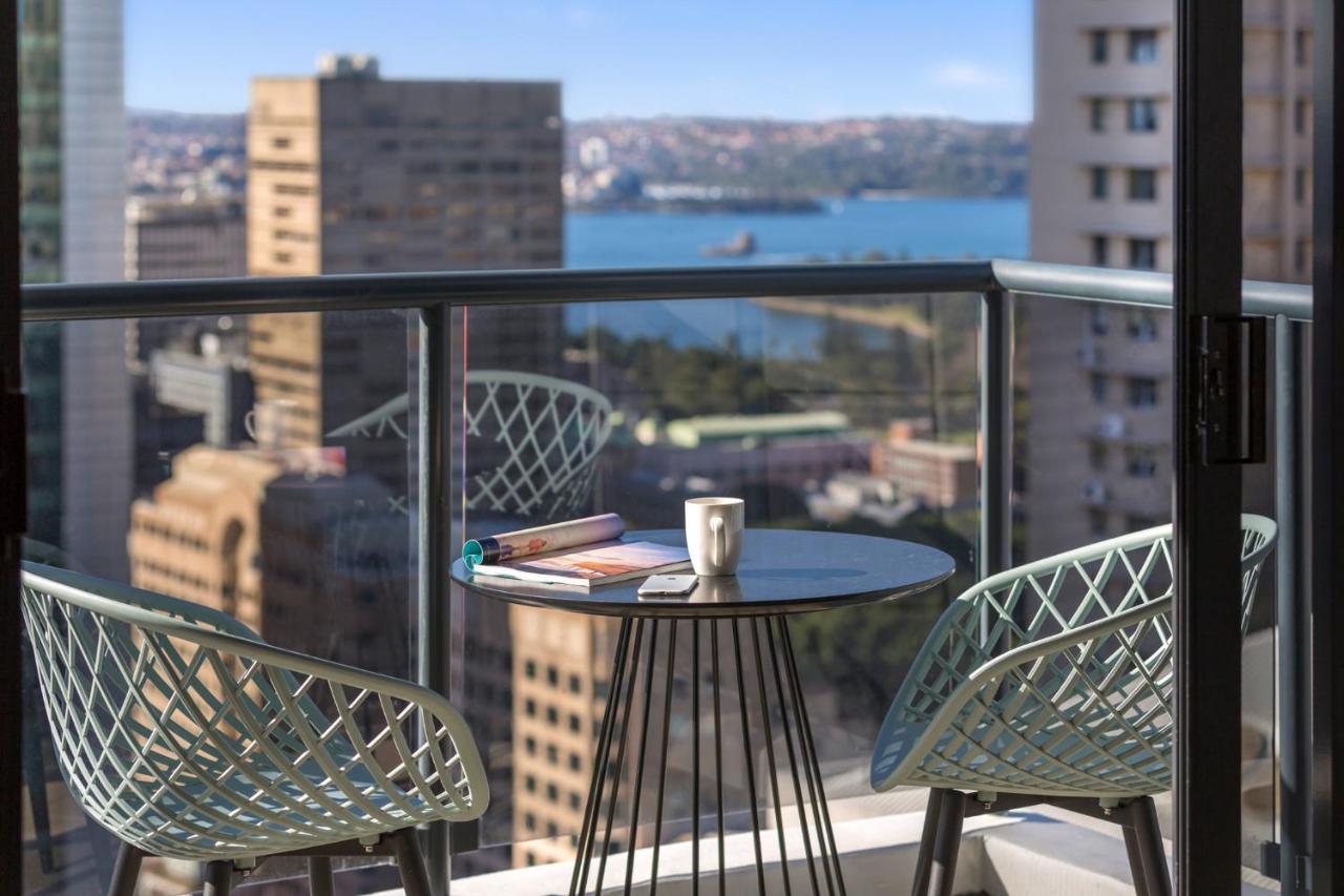 Meriton Suites Pitt Street, Sydney Ngoại thất bức ảnh A balcony in a Sydney apartment